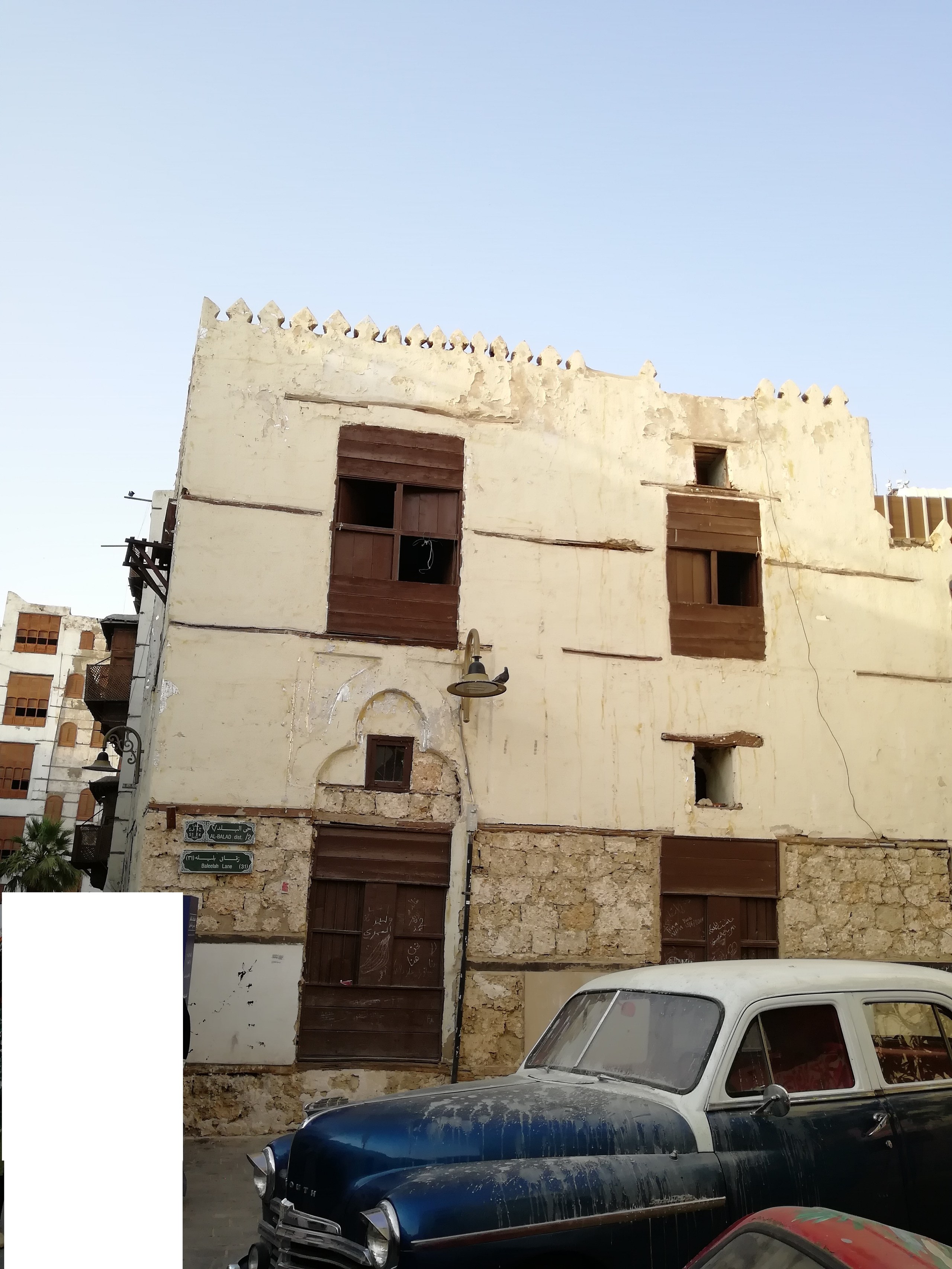 بيوت مرجانية عالية ذات رواشين خشبية في البلد بجدة